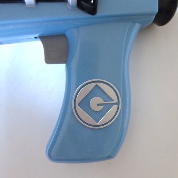 THINKWAY TOYS 9” DESPICABLE ME MINIONS FART BLASTER LIGHT & SOUND GUN (WORKING) - Picture 2 of 9